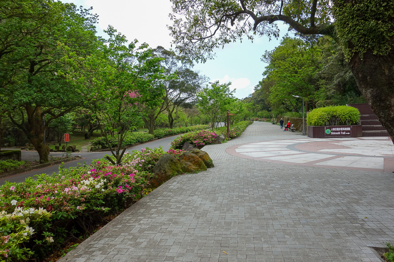 Taiwan-Taipei-Hiking-Yangmingshan - Once you get off the bus its all a very nice looking garden area. Theres even a starbucks, and lots of people. I think these people just go from spot