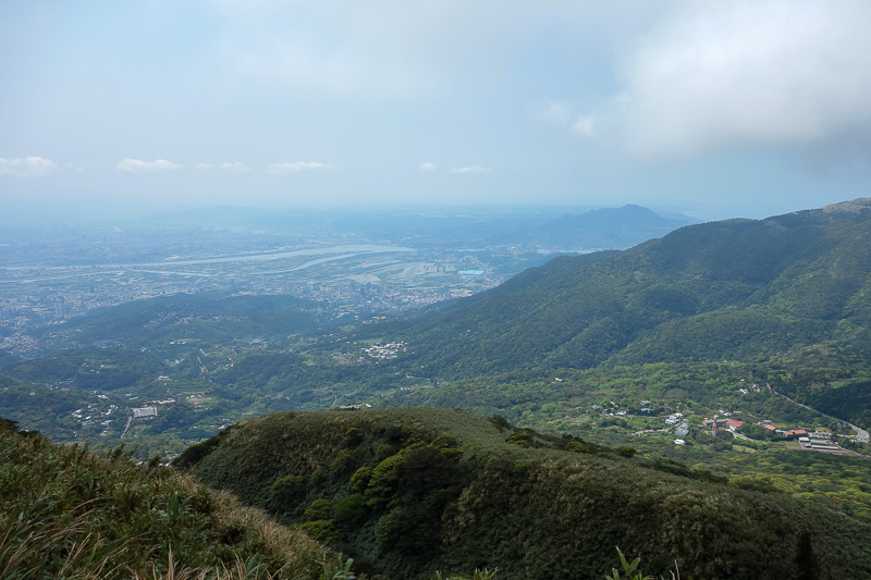 Taiwan-Taipei-Hiking-Yangmingshan - I decided to walk down another route, about half way down here. It started to smell strongly of sulphur dioxide.