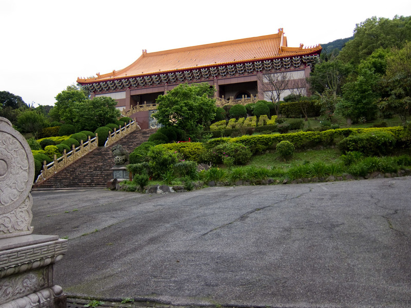Taiwan-Taipei-Hiking-Yangmingshan - Some way up you get to a temple. I then got lost, and ended up walking up a road for quite a while. This means I walked a lot further than I had to. I