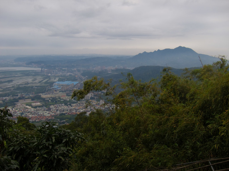 Taiwan-Taipei-Hiking-Yangmingshan - View the other way.